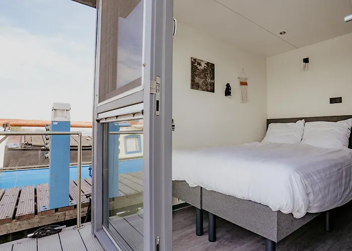 Houseboat Havenlodge For 4 Persons Chalet Uitgeest